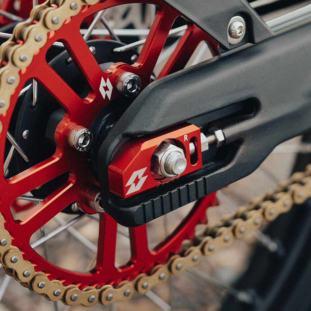 Full-E Charged Chain Adjuster Red